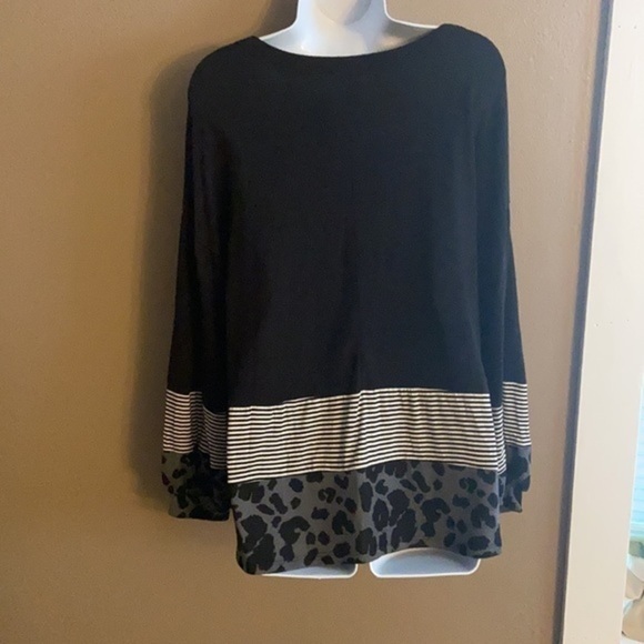 𝅺honeyme Long sleeve v neck with animal print - Picture 3 of 6
